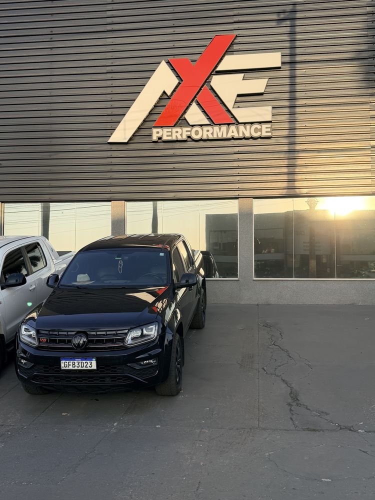 Amarok V6 preta em frente à fachada da AXE Performance