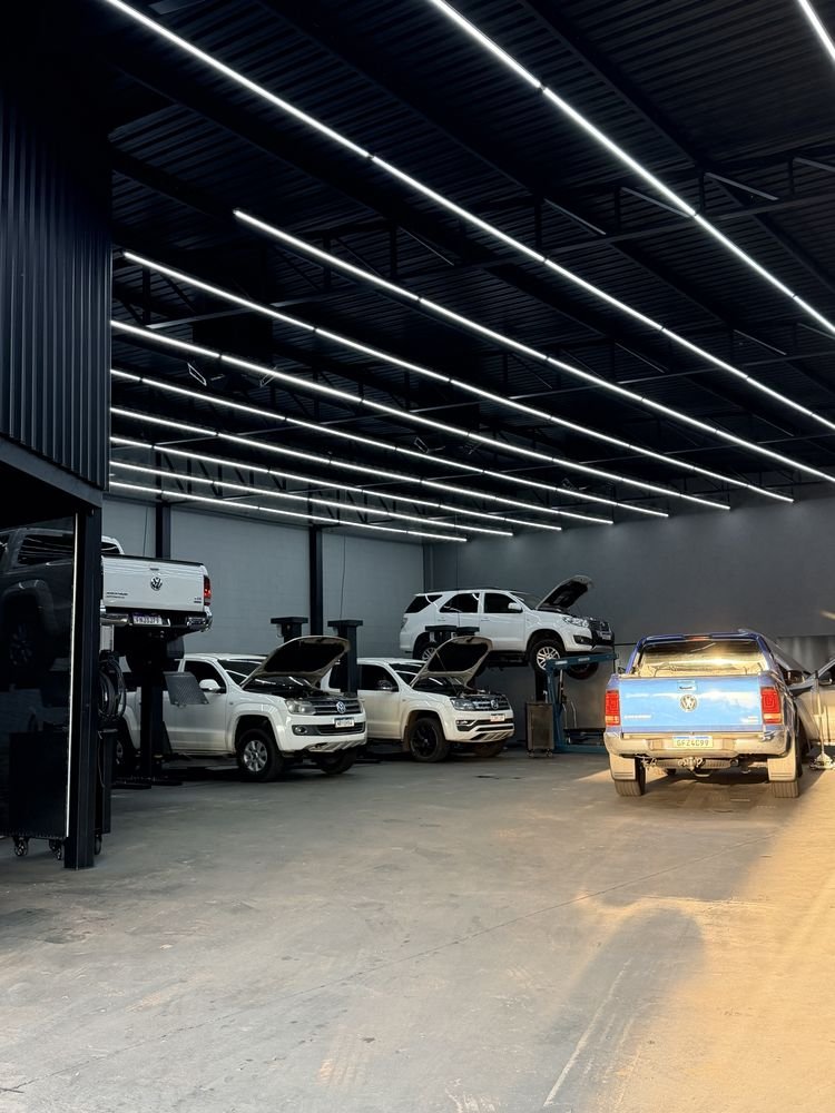 Oficina da AXE Performance com caminhonetes em serviço