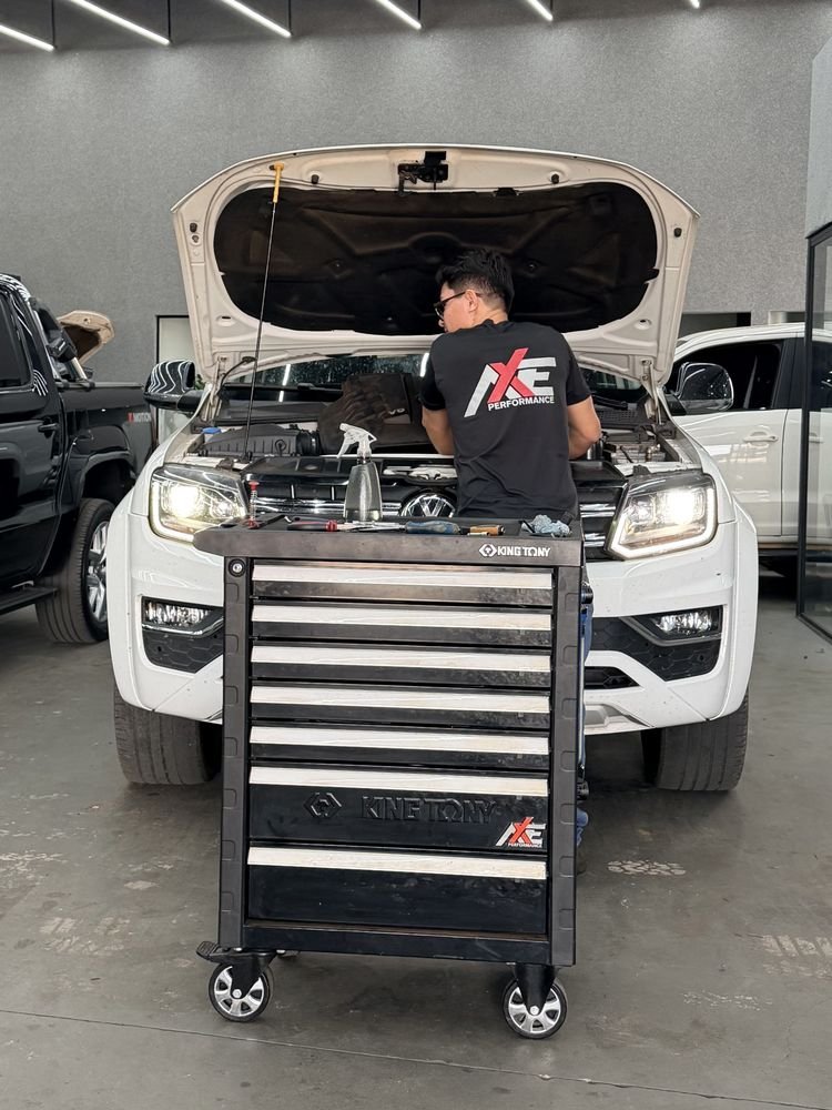Técnico da AXE Performance trabalhando em uma Amarok